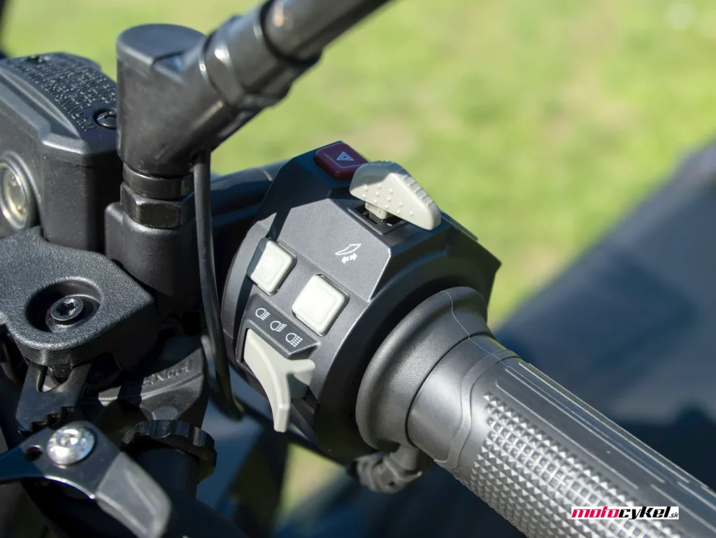Voge SR450X 2026 detail ovládačov na ľavej strane riadidiel a ručnej brzdy