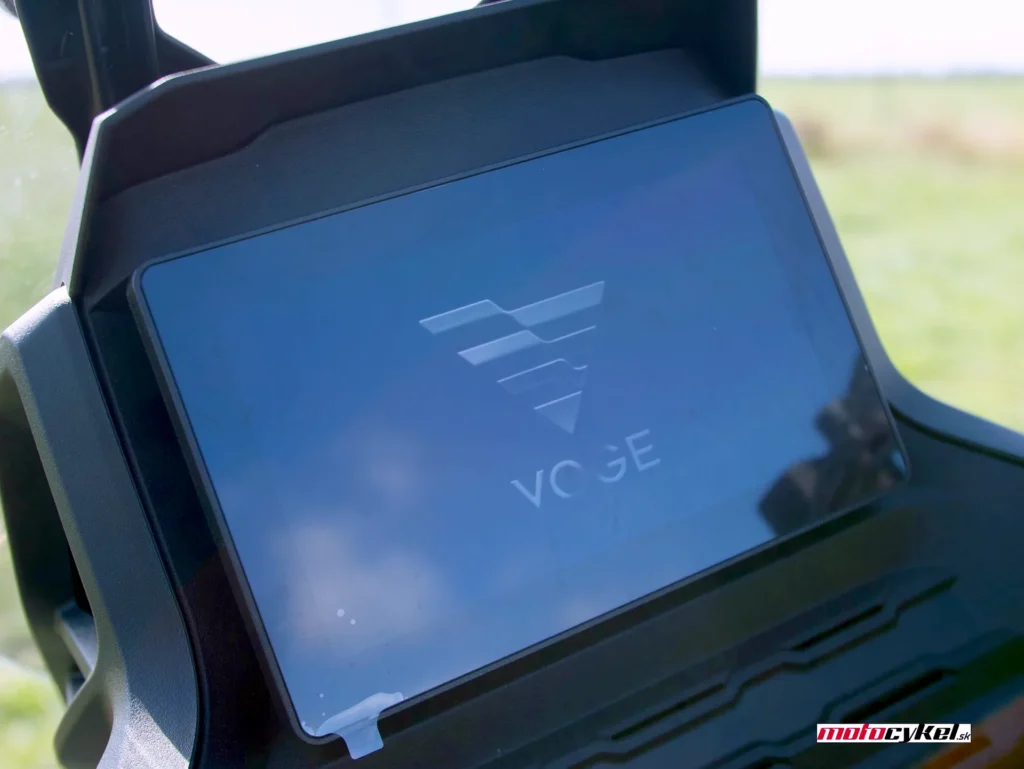 Voge SR450X 2026 7-palcový TFT displej s uvítacím logom Voge
