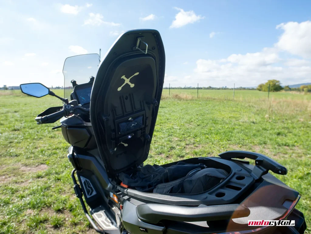 Voge SR450X 2026 otvorený 45-litrový podsedadlový priestor na dve prilby