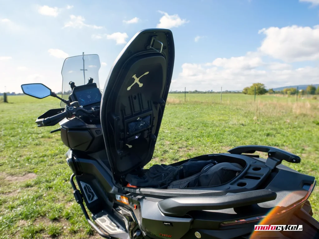 Voge SR450X 2026 pohľad pod vyklopené sedadlo s batožinou