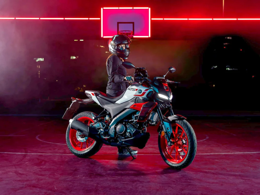 Yamaha MT-125 2027 vo farbe Redline White v tmavej hale s červeným osvetlením