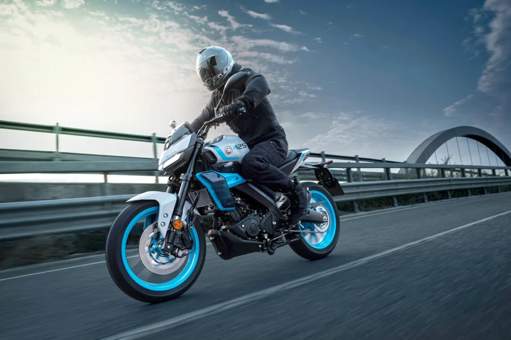 Yamaha MT-125 2027 pri jazde v náklone na moste