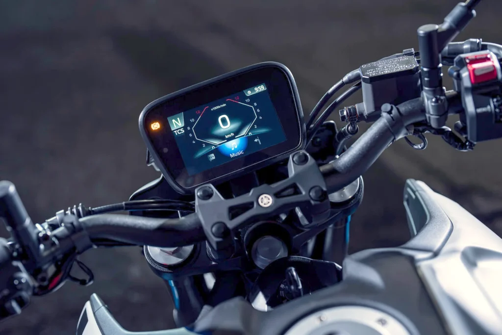Päťpalcový TFT displej Yamaha MT-125 2027 s prepojením na smartfón