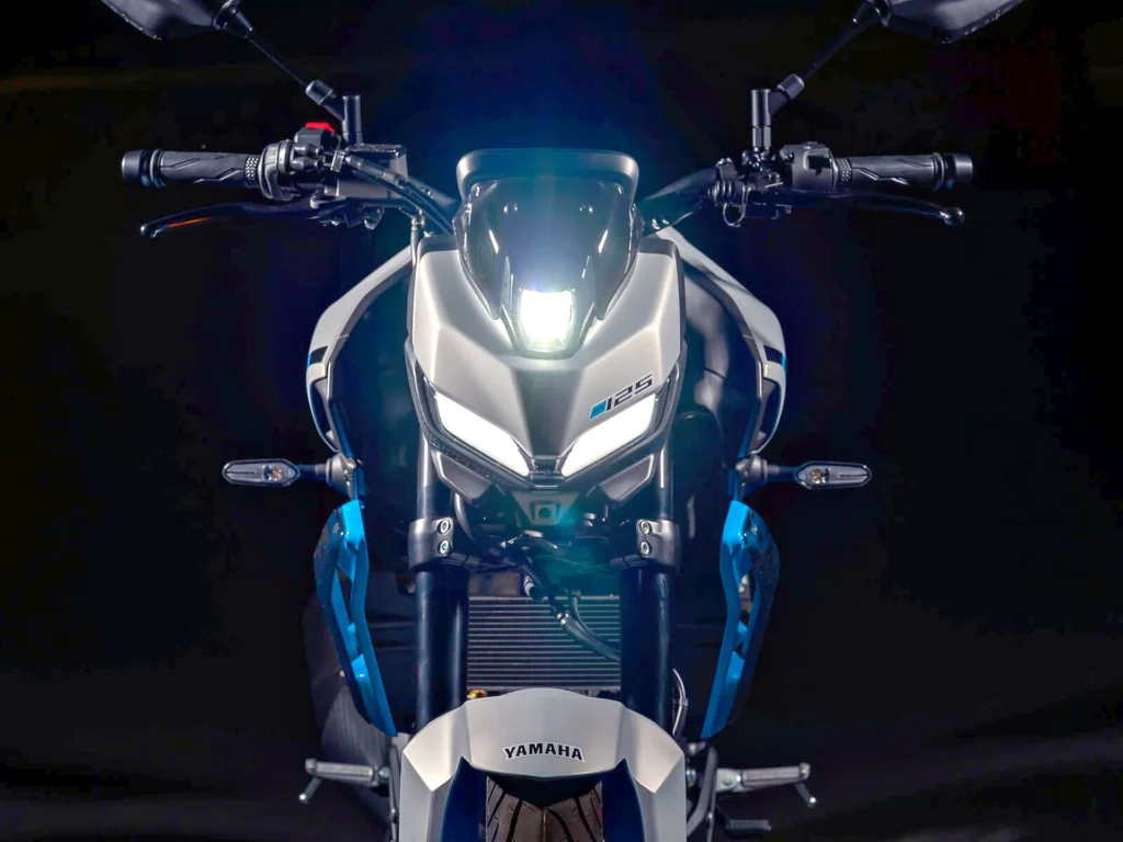 Čelný pohľad na Yamaha MT-125 2027 s LED svetlami v tvare čepelí