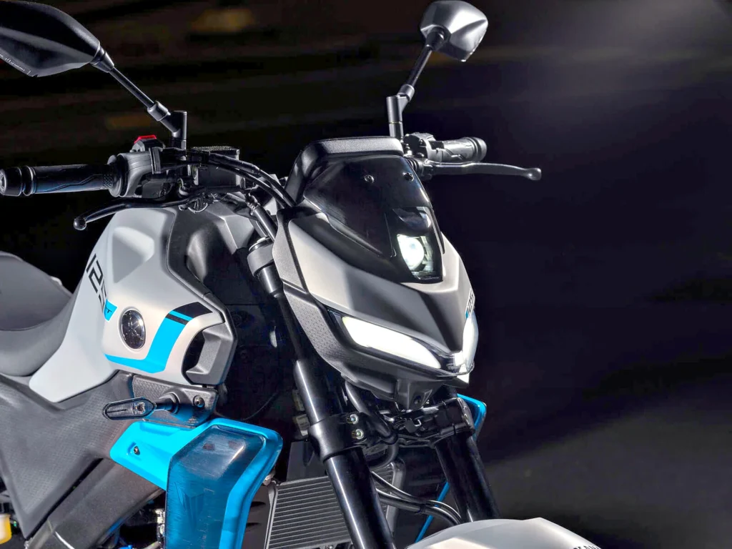Detail prednej masky a nádrže Yamaha MT-125 2027 s dymovým panelom