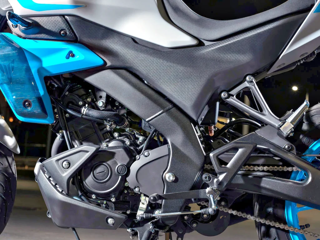 Bočný pohľad na rám Deltabox a motor Yamaha MT-125 2027