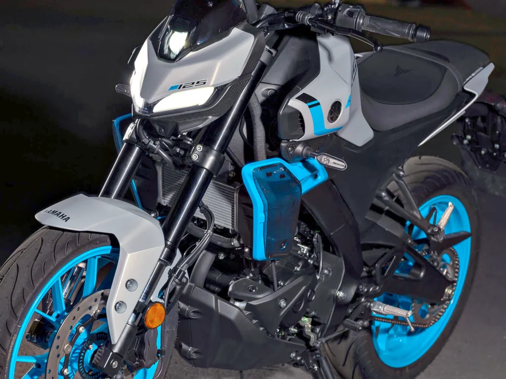 Predná časť Yamaha MT-125 2027 s bočným panelom a modrými ráfikmi