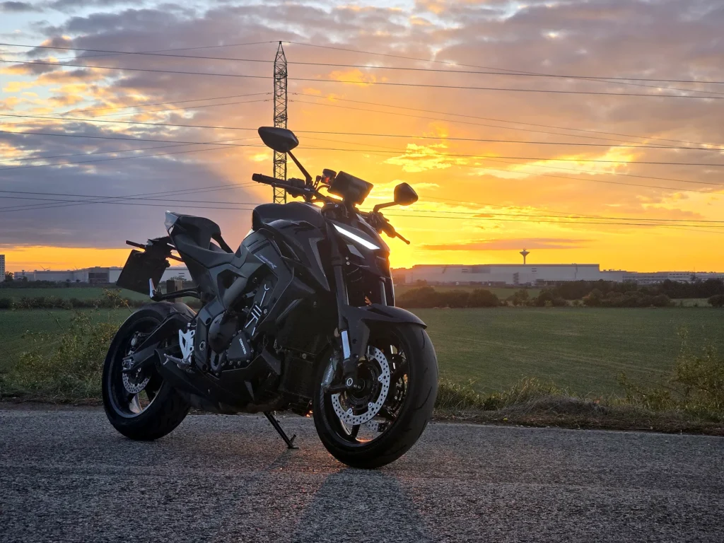 Zontes 703 T športovo-cestovný crossover pri západe slnka