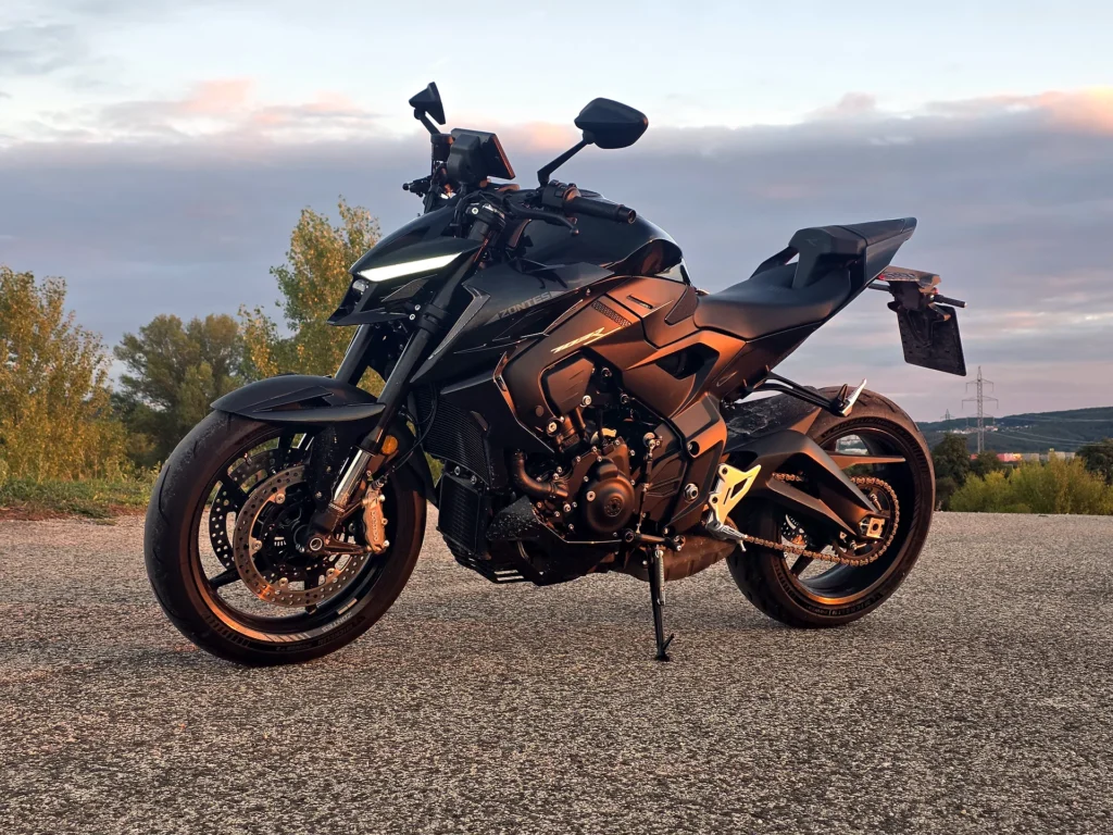Zontes 703 T bočný pohľad na trojvalcový motor a podvozok